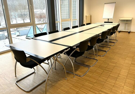 Ansicht eines Tagungsraumes mit Bestuhlung