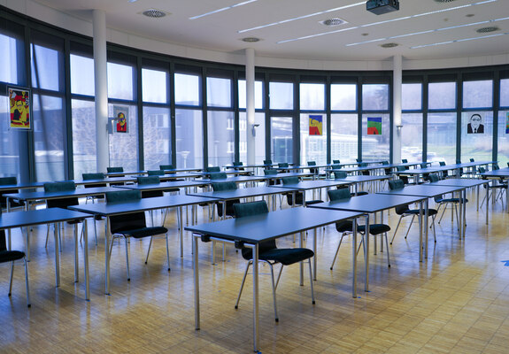 Ansicht eines Tagungsraumes mit Tischen und Stühlen