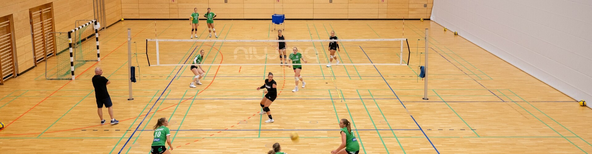 Volleyballspiel in der Halle