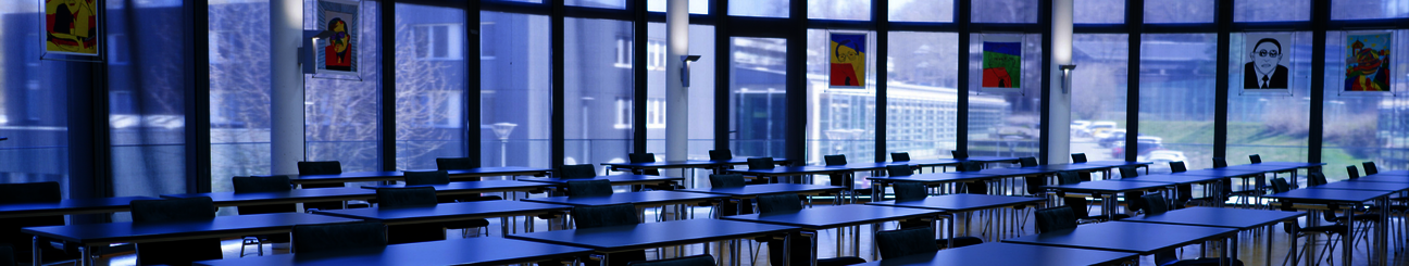 Großer Tagungsraum mit Tischen und Stühlen