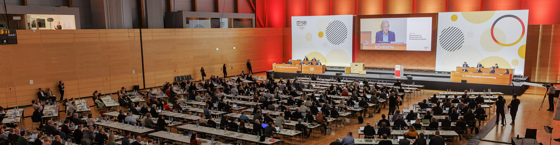 dosb071224535 Versammlung in einer Halle