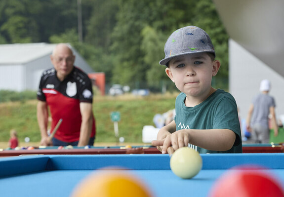 TW222049.jpg Kind beim Billardspiel